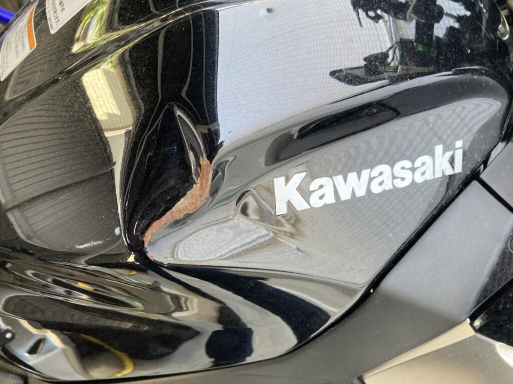 Ninja400のタンク凹んだ(泣)修理代を公開！タンク総交換しました