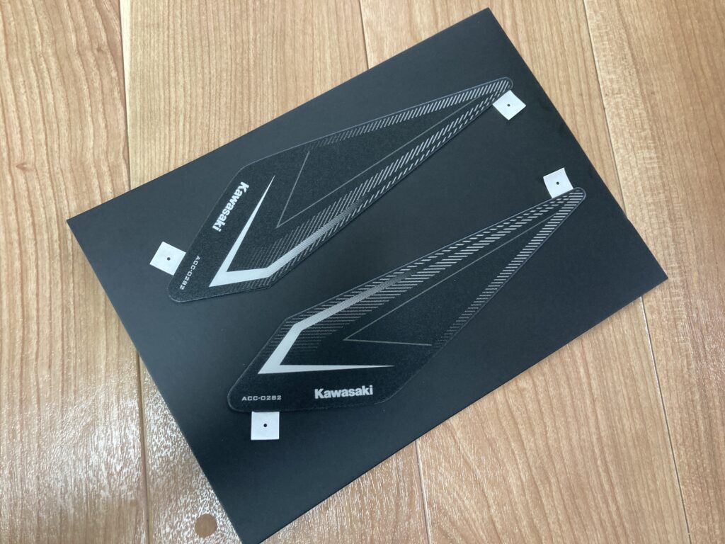 専用 Ninja400にタンクパッド&カワサキ純正ニーグリップパッドを貼ってみた